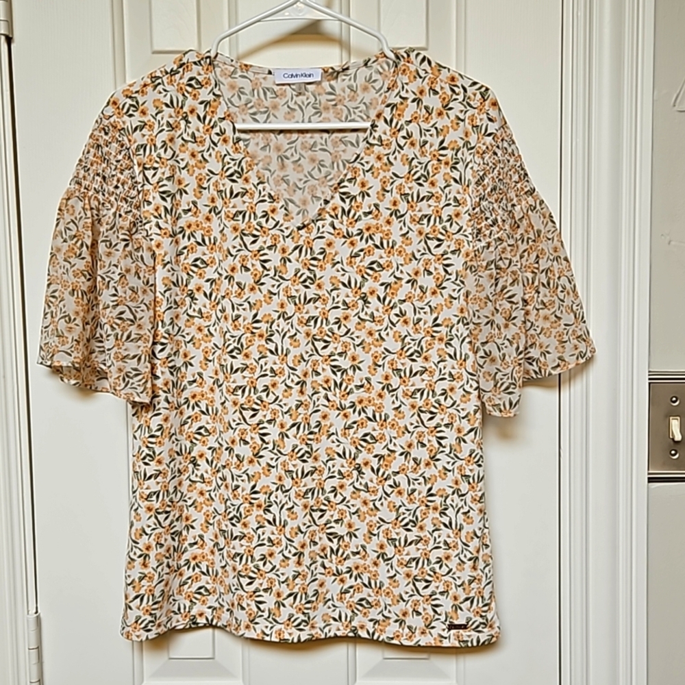 EUC Calvin Klein Floral V-neck Top w Runched Shoulders Flutter Sleeves Sz Small
